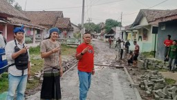 Tingkatkan Perekonomian Masyarakat, Pemerintah Kabupaten Pandeglang Dinas Perumahan Kawasan Permukiman dan Pertanahan DPKP Pasang Paving Block Jalan Lingkungan