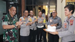 Kapolres Karangasem Berikan Kejutan Ulang Tahun Kepada Dandim 1623 Karangasem