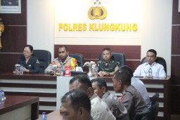 Kapolres Klungkung Bersama Dandim, Bawaslu, dan KPU Kabupaten Klungkung Ikuti Vicon Pam Pilkada 2024