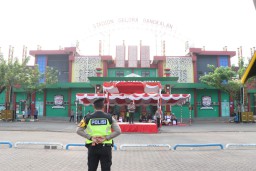 Kapolres Bangkalan Pimpin Apel Pergeseran Pasukan Pengamanan Pilkada di Halaman SGB