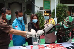 Kapolres Karangasem Hadiri Pemusnahan Barang Bukti 30 Perkara Pidana di Kejaksaan Negeri Karangasem