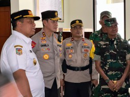 Kapolda Bali Dampingi Pj Gubernur Bali Cek Logistik Pemilukada di Nusa PenidaDampingi Pj Gubernur Bali Cek Logistik Pemilukada di Nusa Penida