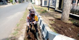 Kapolsek Tegalampel Bersama Anggota Laksanakan Jum'at Bersih
