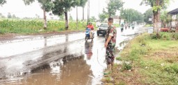 Babinsa Koramil 0822/01 Bondowoso Lakukan Monitoring dan Pengecekan Daerah Rawan Banjir di Desa Pancoran