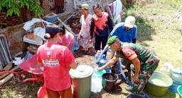 Babinsa Badean Koramil 0822/01 Bondowoso Bantu Pendistribusian Air Bersih di Dusun Tegal Batu