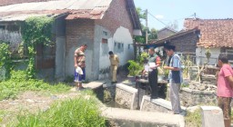 Babinsa Kademangan Tinjau Lokasi Kerja Bakti Guna Antisipasi Banjir Jelang Musim Hujan