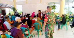 Pastikan Aman, Babinsa Koramil 0822/01 Bondowoso Kawal Penyaluran Bansos PKH Plus di Kecamatan Kota