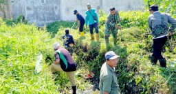 Babinsa Koramil 0822/01 Bondowoso Bersama Dinas Pengairan Lakukan Kerja Bakti Bersihkan Saluran Drainase