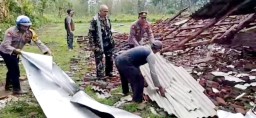 Gercep Polsek Curahdami Tangani Warga yang Terdampak Angin Puting Beliung di Desa Pakuwesi dan Desa Kupang