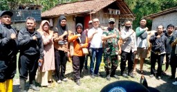Babinsa Koramil 0822/03 Tegalampel Kawal Pemberian Bantuan Ternak Sapi Bersumber Dari Pokir Anggota DPRD Bondowoso