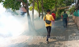 Peduli Kesehatan Warga, Babinsa Koramil 01/Kota Dampingi Dinas Kesehatan Lakukan Fogging