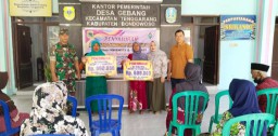 Salurkan BLT DD, Kades Endang Berharap Mampu Mengurangi Beban Keluarga 