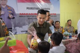 Wujudkan Generasi Sehat dan Cerdas, Kapolrestabes Surabaya Gelar Aksi Makan Bergizi Gratis di SD Dumas, Kecamatan Bubutan Surabaya 