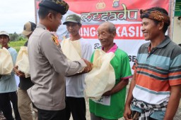 Minggu Kasih Kapolres Karangasem Buka Dialog Dengan Petani Subak Puseh Terkait Masalah Pertanian