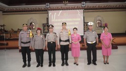 Polresta Denpasar Gelar Upacara Korps Rapor Kenaikan Pangkat Pengabdian dan Pelepasan Anggota Purna Tugas
