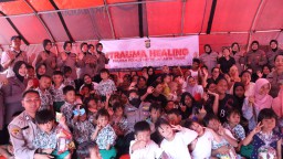 Polwan Polres Metro Jakarta Timur Gelar Bakti Sosial Dan Trauma Healing Untuk Korban Kebakaran Di Jatinegara