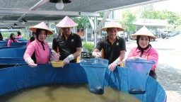 Kapolres Nganjuk Bersama Ketua Bhayangkari Cabang Nganjuk Panen Ikan Lele dan Sayur Mayur di Kolam Terpal Program P2L
