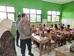 Dukung Program Presiden, Polres Bangkalan Gelar Uji Coba Makan Siang Bergizi Bagi Pelajar SDN Kramat 1