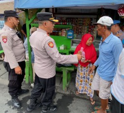 Aksi Unik Polsek Simokerto Borong Es Teh dan Bagikan Nasi Bungkus ke Pengendara di Surabaya
