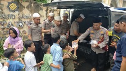 Jumat Peduli Polsek Cakung, Bagikan Ratusan Makanan Ke Jemaah Solat Jumat.