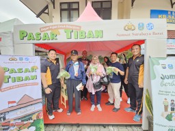 Ada Pemandangan Yang Menarik di Samsat Surabaya Barat Yakni Adanya PASAR TIBAN Yang Mengusung Tema Jumat Berbagi