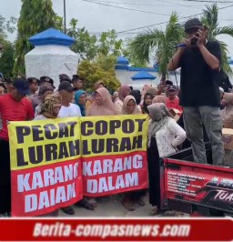 Warga Melakukan Aksi Di Depan Kantor Lurah Karang Dalam, Terkait Dugaan Pungli Oknum Lurah