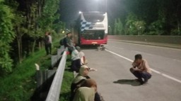 Bus Akas 2 NR New Innovation Tiba-tiba Mengeluarkan Asap Penumpang Pada Panik di Tol Pasuruan