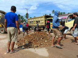 Tanpa Bantuan Pemeritah, Jalan Provinsi di KKU Seperti Kubangan Kerbau,Warga Komunitas STB Gotong Royong Perbaiki Jalan Rusak