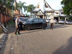 Polres Bandara I Gusti Ngurah Rai Lakukan Pengamanan Giat Ibadah Minggu di Gereja Ekklesia, Tuban