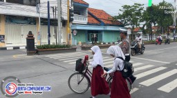 Lancarkan Arus Kendaraan Bermotor, Unit Lantas Polres Sampang Lalin Depan Monomen Trunojoyo Sampang