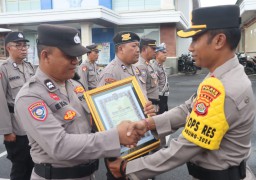 Sepuluh Personil Polres Karangasem Raih Penghargaan Kinerja Terbaik Dalam Operasi Mantap Praja