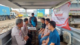 Kanitbinmas Ngopi Kamtibmas Dengan Pengemudi Truk Pasir Sampaikan Imbauan Kamtibmas