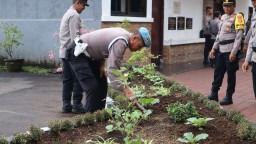 Polres Karangasem Dukung Program Ketahanan Pangan Melalui Pemeliharaan Pekarangan Bergizi