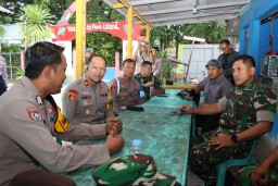 Sinergitas TNI - Polri Adakan Bakti Sosial di Pulau Pari Kepulauan Seribu