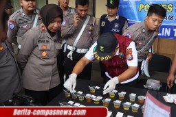 Sebanyak 32 Personil Polres Sampang Ikuti Tes Urine Dadakan Usai Apel Jam Pimpinan