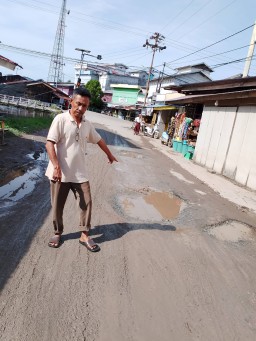 Angkutan Metrial CV. Batu Perdana Rusak Ruas Jalan Sukamaju Seponti, Warga Teluk Batang Ancam Laporkan Perihal Ini ke Kejari Ketapang