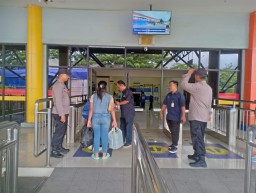 Polsubsektor Pelni Dan Posyan Terpadu : Amankan Nataru 2025 Embarkasi Penumpang Kapal KM Gunung Dempo