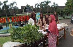 SMAN 1 Kuripan Lombok Barat Gelar Pasar Murah Bantu Warga Sekitar Sekolah