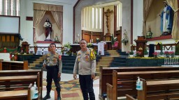 Kapolsek Matraman : Pantau Kesiapan Ibadah Natal Di Gereja Santo Yoseph