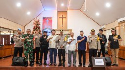 Jelang Perayaan Malam Natal : Kapolres Metro Jakarta Timur Cek Kesiapan Pengamanan Di Gereja