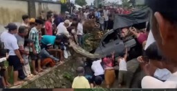 Diduga Kelebihan Muatan Pick Up Tabrak Warung Nasi, 1 Orang Pejalan Kaki Tewas