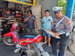 Sambangi Bengkel Motor, Polres Pelabuhan Tanjung Perak Imbau Tidak Layani Penggantian Knalpot Tidak Sesuai Spesifikasi Teknis