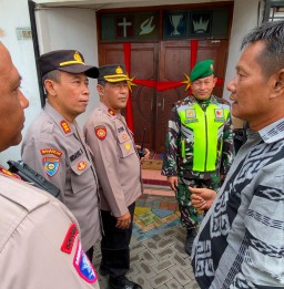 Cegah Gangguan Kamtibmas Saat Perayaan Natal Tiga Pilar Simokerto Patroli dan Amankan Gereja 