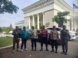 Bhabinkamtibmas Setu Bersama 3 Pilar Amankan Perayaan Natal di Gereja Maria Vianny