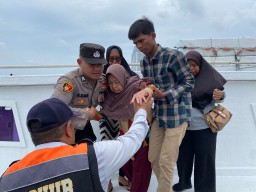 Personel Pos Yan Nataru : Bantu Nenek Sakit Turun Dari Kapal
