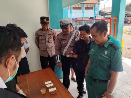 Cegah Kecelakaan Lalu Lintas Polres Tanjung Perak Lakukan Ramcek dan Tes Urine Sopir Bus Pariwisata di Terminal Ampel