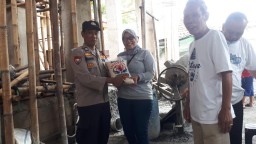 Aksi kepedulian Polisi Berikan Bantuan Beras kepada Pengurus Masjid