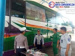 Kamseltibcarlantas : Polres Sampang Melaksanakan Giat FKLL Dan Ramcheck Di Terminal Trunojoyo
