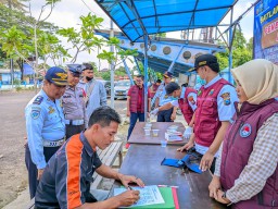 Polres Sampang Lakukan Tes Urine : Sopir Dan Awak Penumpang di Terminal Trunojoyo Sampang