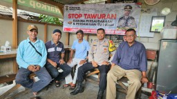 Mempererat Komunikasi Dengan Masyarakat : Bhabinkamtibmas Gelar Ngopi Kamtibmas Di Lingkungan Palmeriam